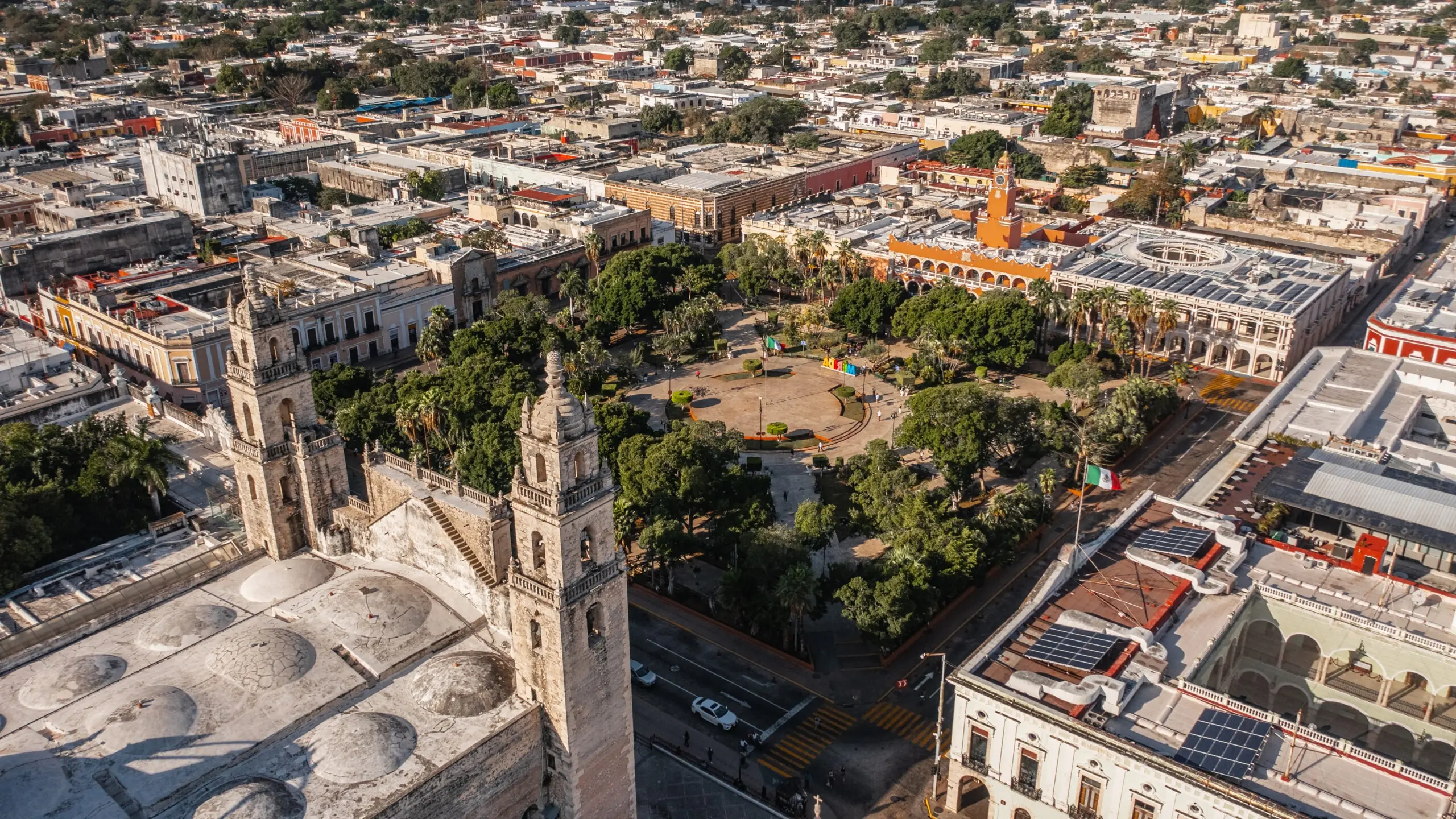 Vista aérea del centro histórico de Mérida con Plaza Grande y Catedral