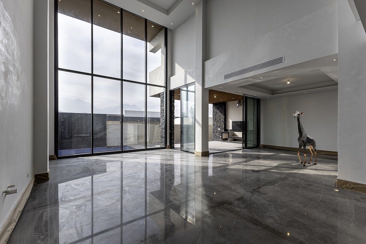 27 m de frente en La Herradura | Diseño bien resuelto + rooftop | 800 m² — fotografía 2