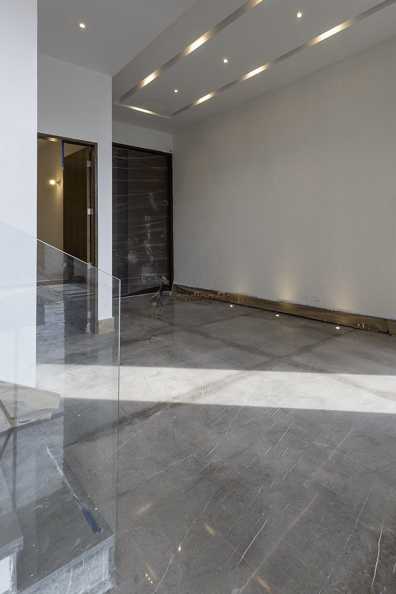 27 m de frente en La Herradura | Diseño bien resuelto + rooftop | 800 m² — fotografía 3