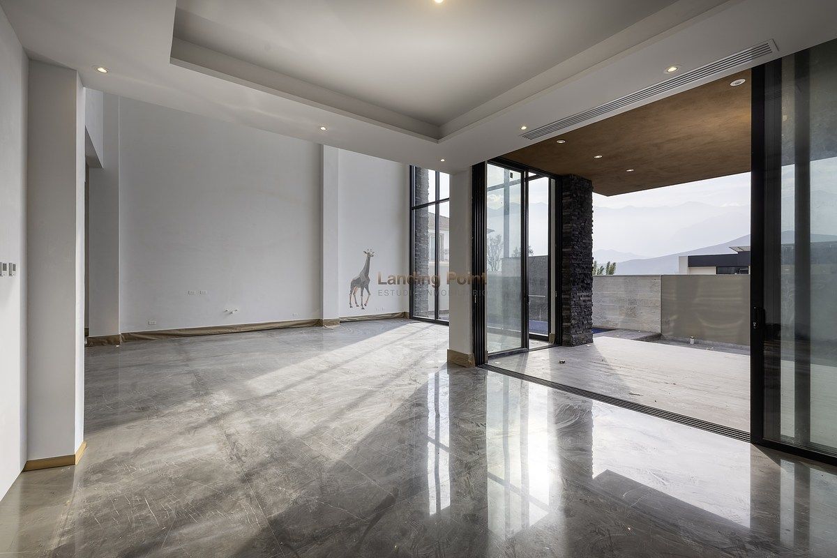 27 m de frente en La Herradura | Diseño bien resuelto + rooftop | 800 m² — fotografía 4