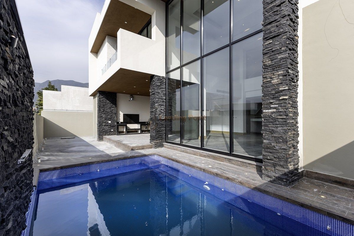 27 m de frente en La Herradura | Diseño bien resuelto + rooftop | 800 m² — fotografía 5