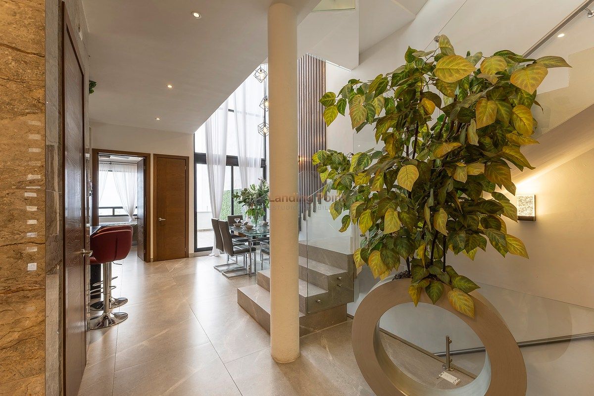 Casa con alberca | Habitación PB · Triple altura · Diagonal a parque — fotografía 2