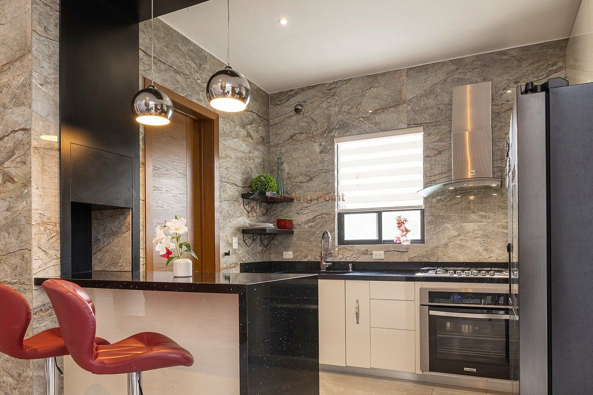 Casa con alberca | Habitación PB · Triple altura · Diagonal a parque — fotografía 4