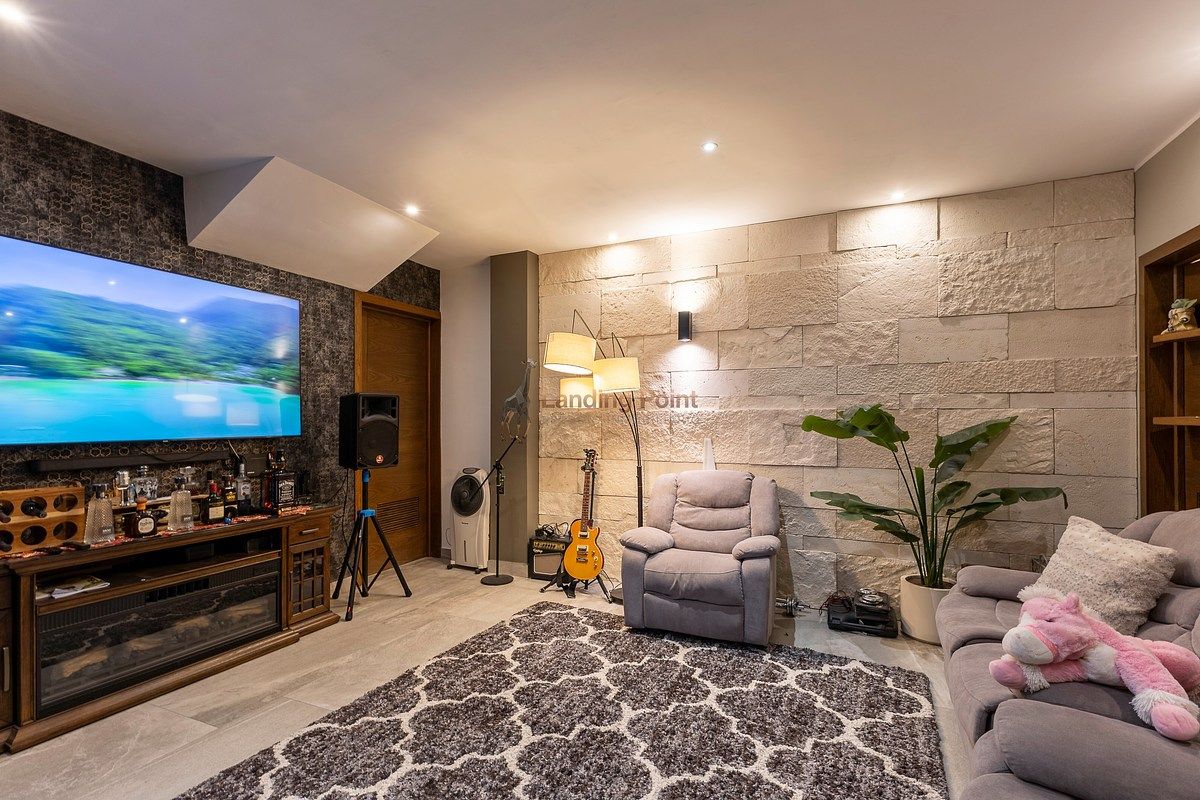 Casa con alberca | Habitación PB · Triple altura · Diagonal a parque — fotografía 11