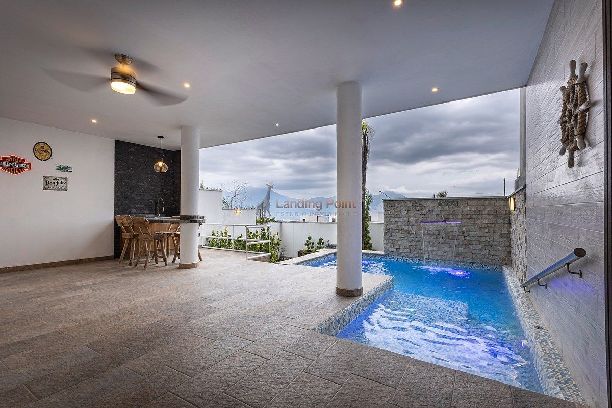 Casa con alberca | Habitación PB · Triple altura · Diagonal a parque — fotografía 1