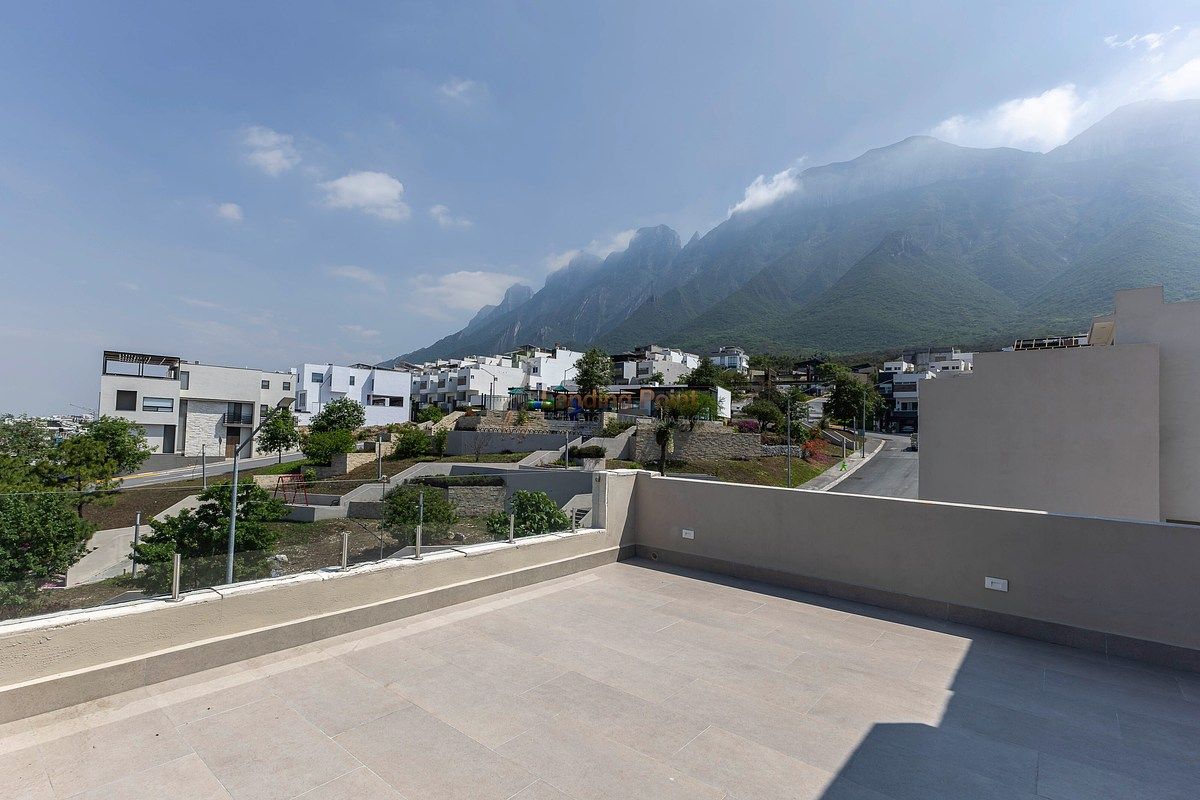 Casa en venta | Frente al parque | Roof Garden + Sótano | Cumbres Elite Premier — fotografía 2
