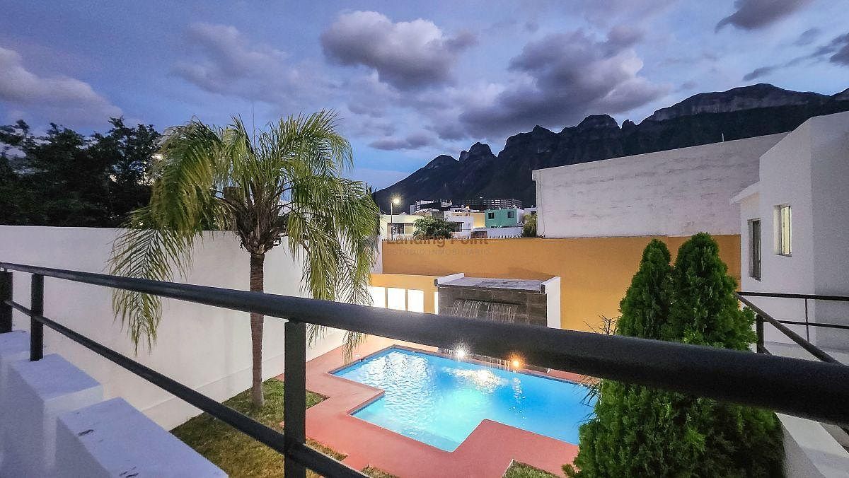Casa en Venta Paseo de Cumbres | Terreno Doble en Esquina con Alberca y Terraza — fotografía 3