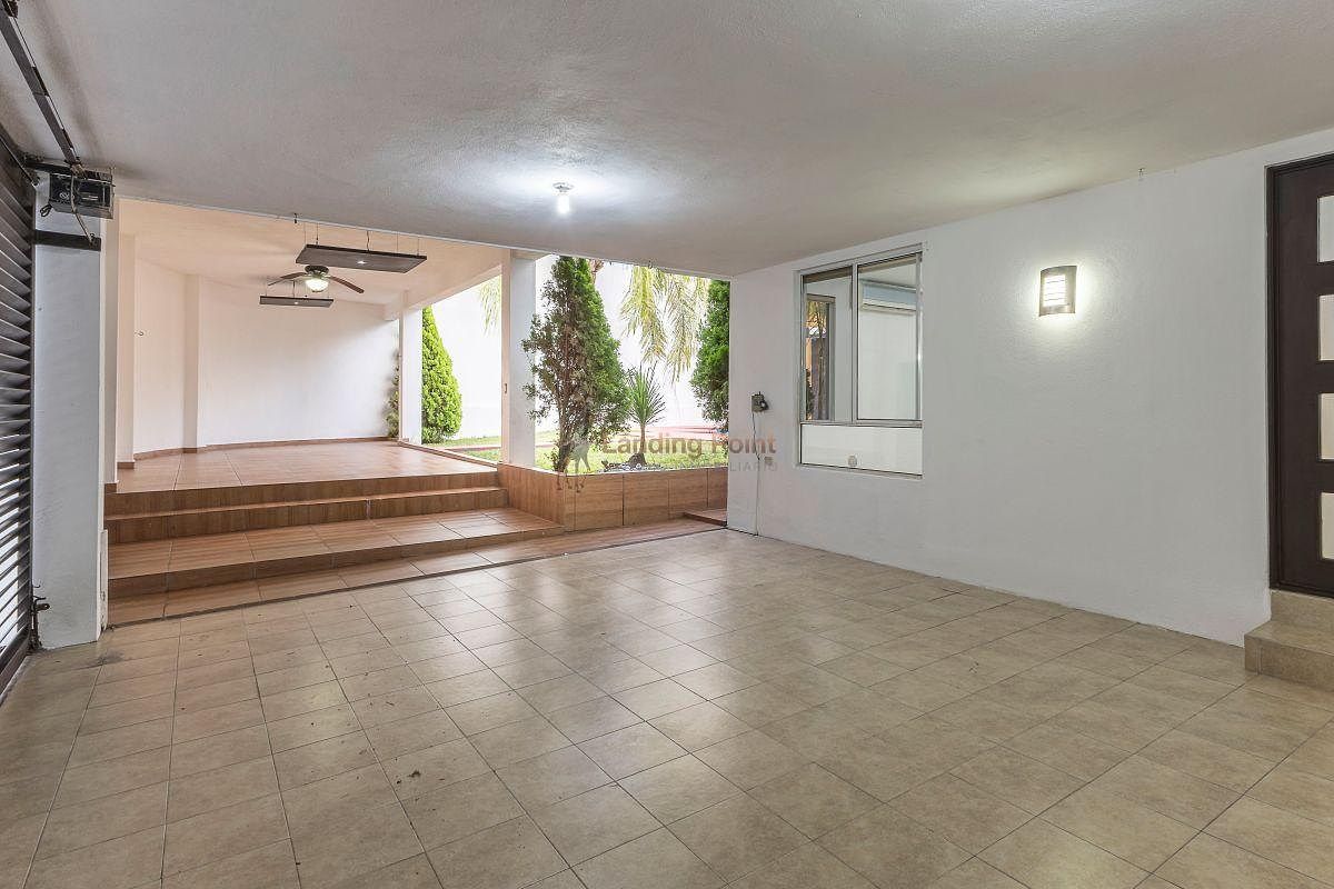 Casa en Venta Paseo de Cumbres | Terreno Doble en Esquina con Alberca y Terraza — fotografía 4