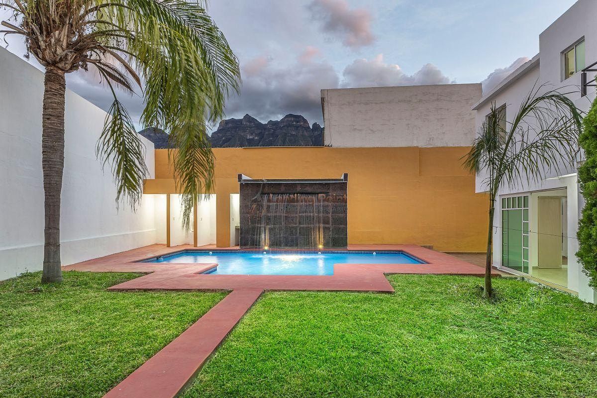 Casa en Venta Paseo de Cumbres | Terreno Doble en Esquina con Alberca y Terraza — fotografía 6