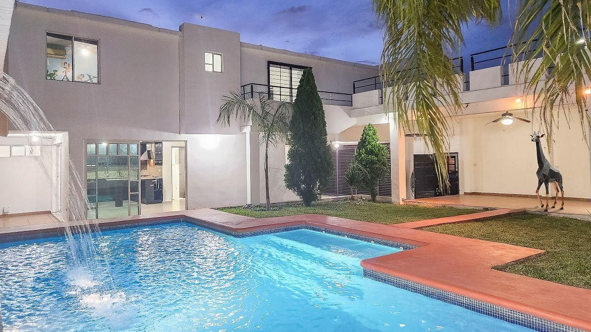 Casa en Venta Paseo de Cumbres | Terreno Doble en Esquina con Alberca y Terraza — fotografía 1