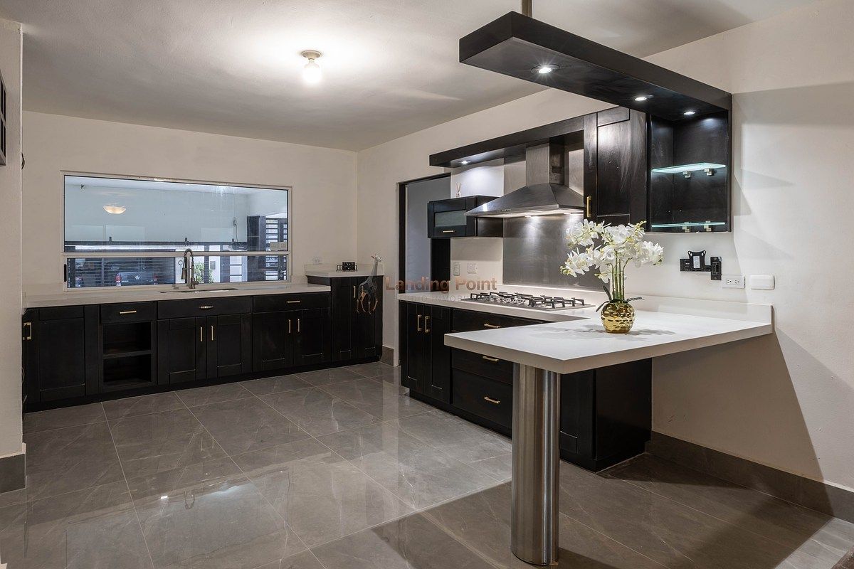 Casa en venta remodelada, alberca y terraza panorámica en zona sur de Monterrey — fotografía 3