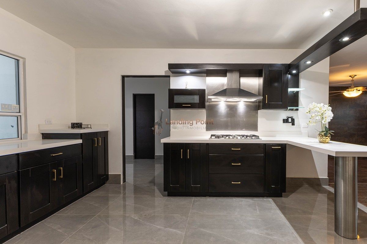 Casa en venta remodelada, alberca y terraza panorámica en zona sur de Monterrey — fotografía 5