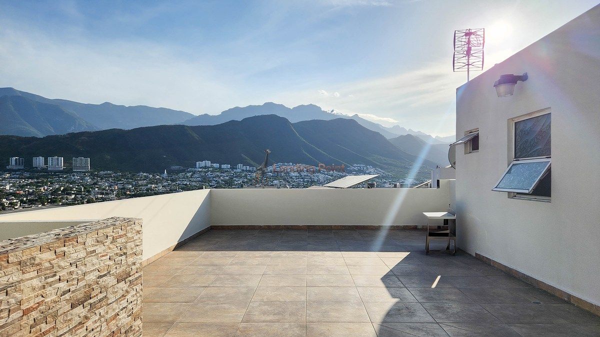 Casa en venta remodelada, alberca y terraza panorámica en zona sur de Monterrey — fotografía 12