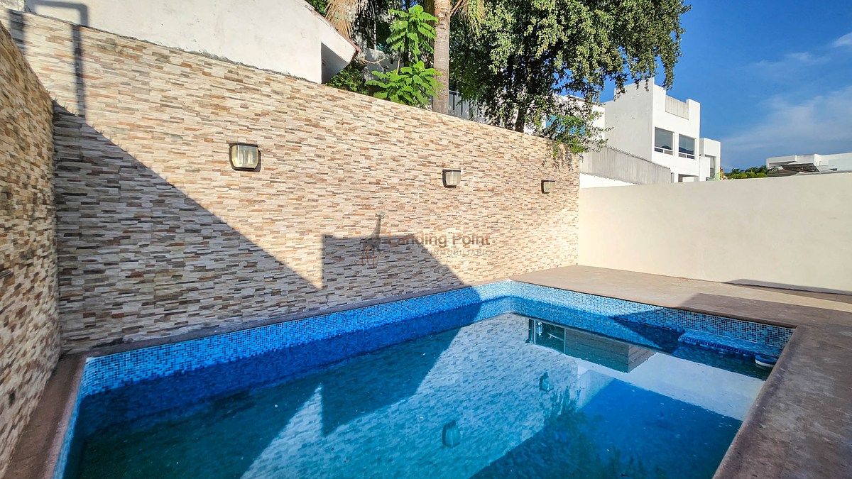 Casa en venta remodelada, alberca y terraza panorámica en zona sur de Monterrey — fotografía 1
