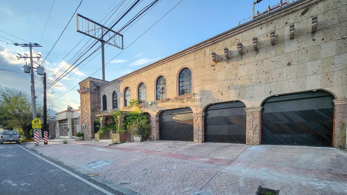 Propiedad en venta sobre Paseo de los Leones en Mitras Centro – 700 m² — fotografía 2