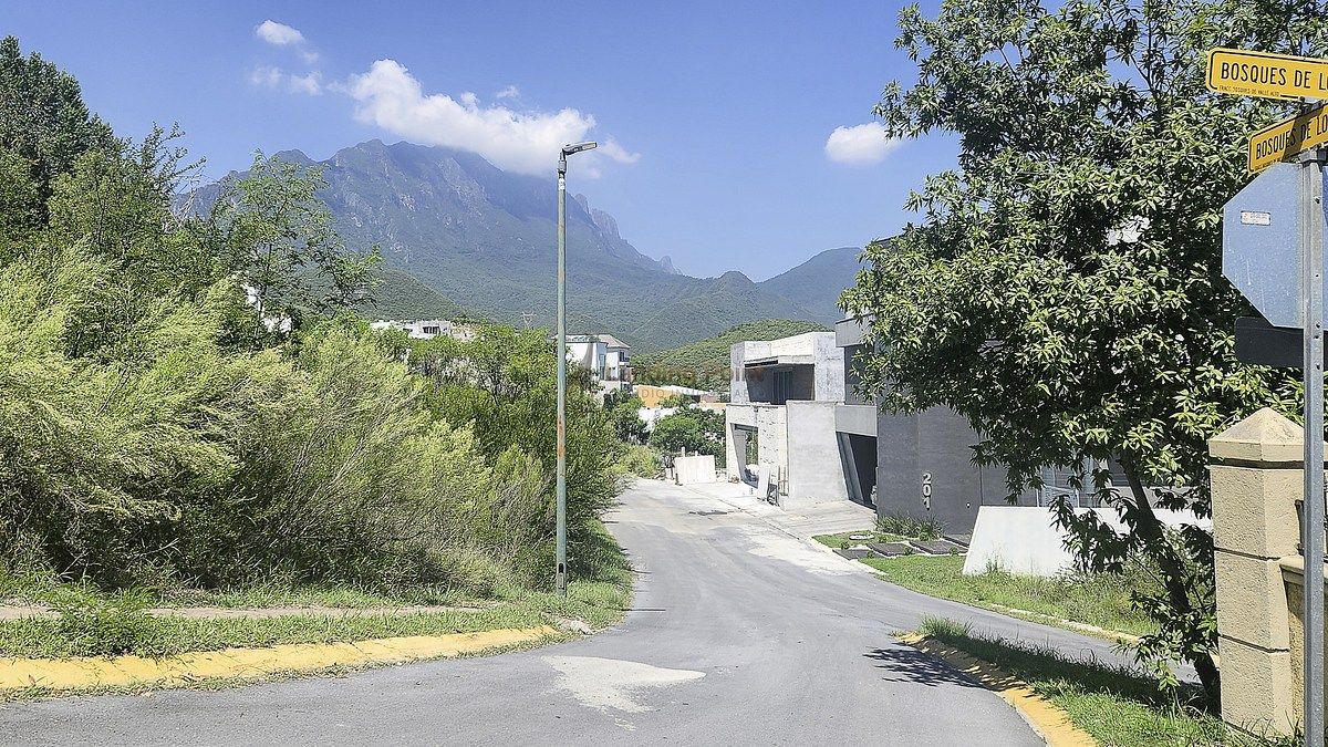 Terreno en Esquina con 38 m de Frente | Bosques de Valle Alto | Calle Cerrada — fotografía 2