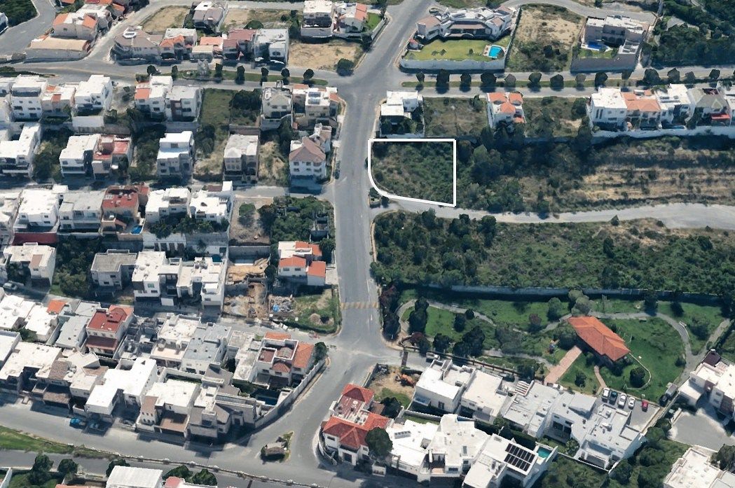Terreno en Esquina con 38 m de Frente | Bosques de Valle Alto | Calle Cerrada — fotografía 3