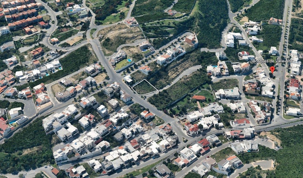 Terreno en Esquina con 38 m de Frente | Bosques de Valle Alto | Calle Cerrada — fotografía 4