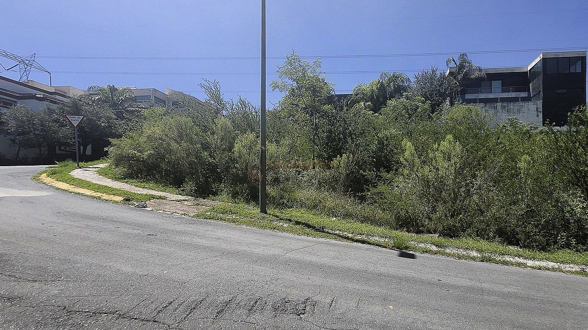 Terreno en Esquina con 38 m de Frente | Bosques de Valle Alto | Calle Cerrada — fotografía 5