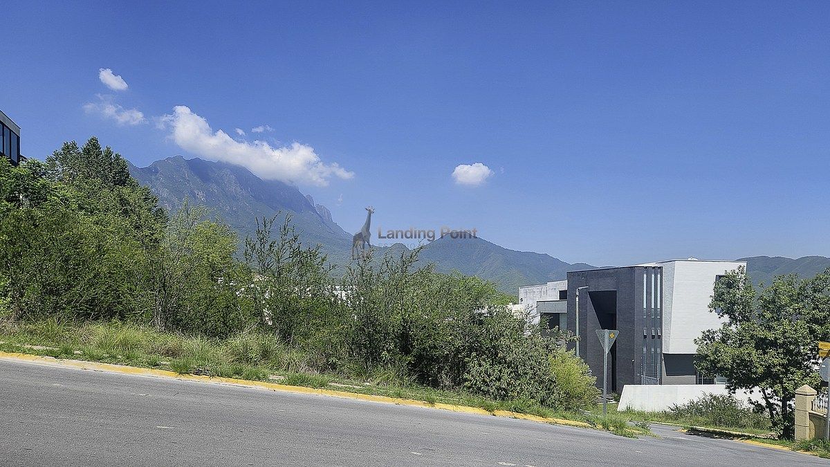 Terreno en Esquina con 38 m de Frente | Bosques de Valle Alto | Calle Cerrada — fotografía 1