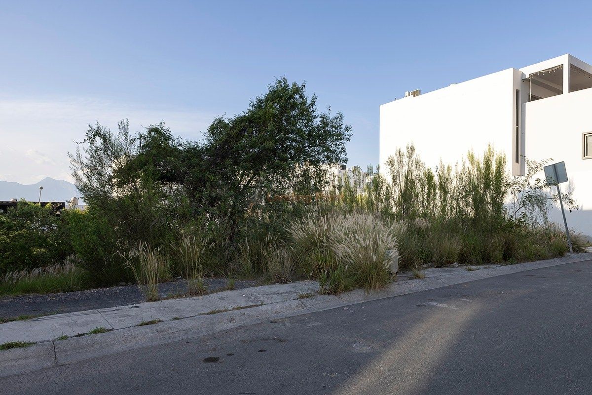 Terrenos en Privada Vesubio | Cumbres Elite Premier | Para construir o invertir — fotografía 9