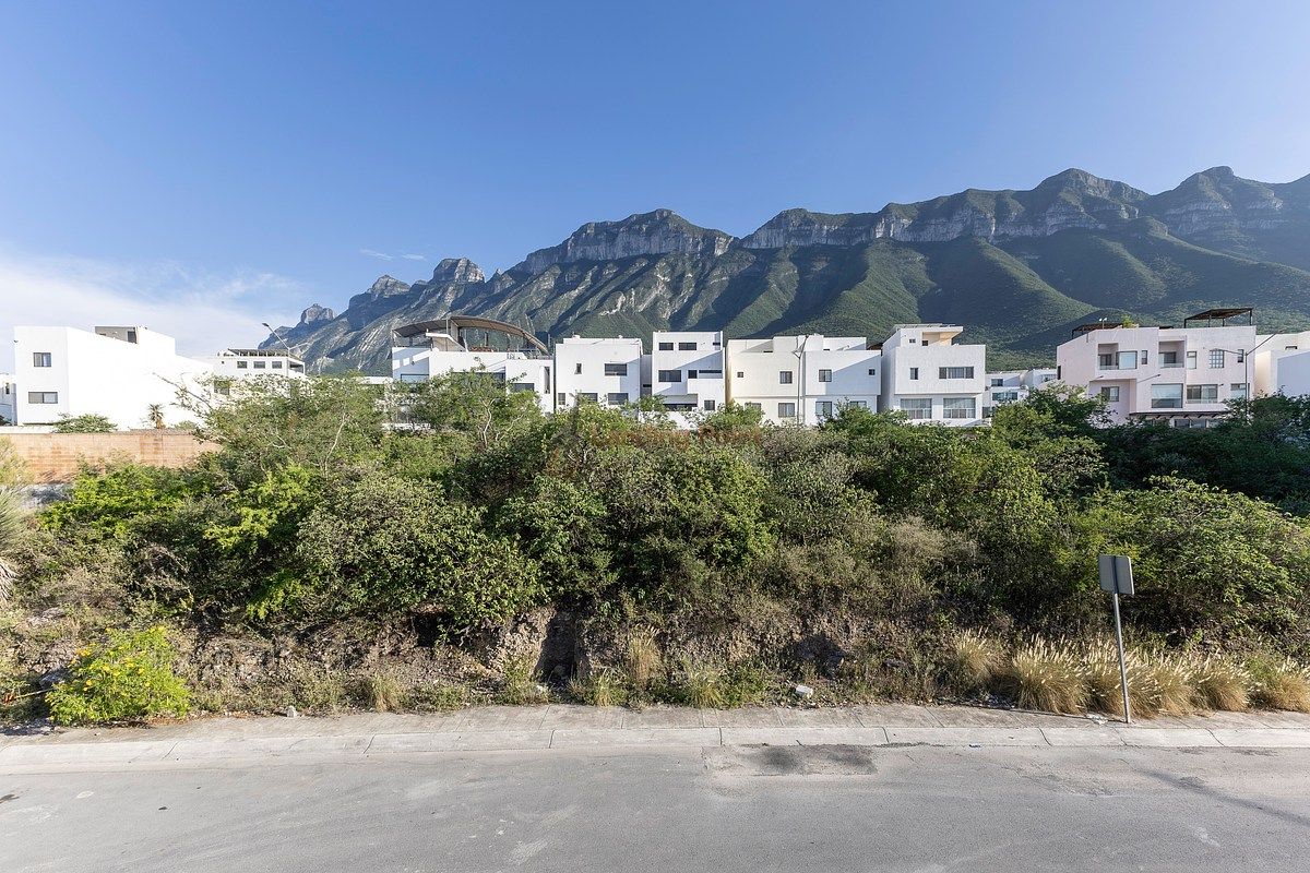 Terrenos en Privada Vesubio | Cumbres Elite Premier | Para construir o invertir — fotografía 1